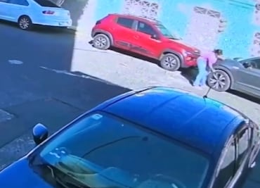 VIDEO: Mujer poncha llanta de coche por estar estacionado frente a su casa