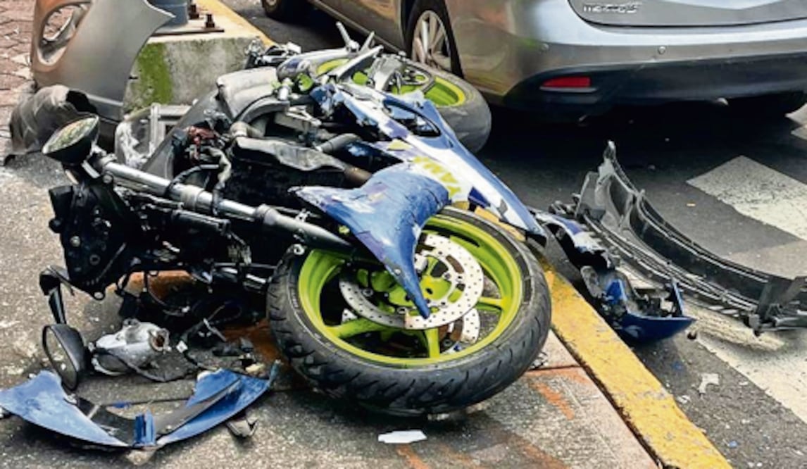 Biker se pasa el alto, choca contra un poste y queda al borde de la muerte en Tlalpan (Foto: Especial)