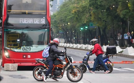 ¿Metrobús CDMX colapsado? Hay bloqueo en Reforma y bikers cobran $50 por cruzar