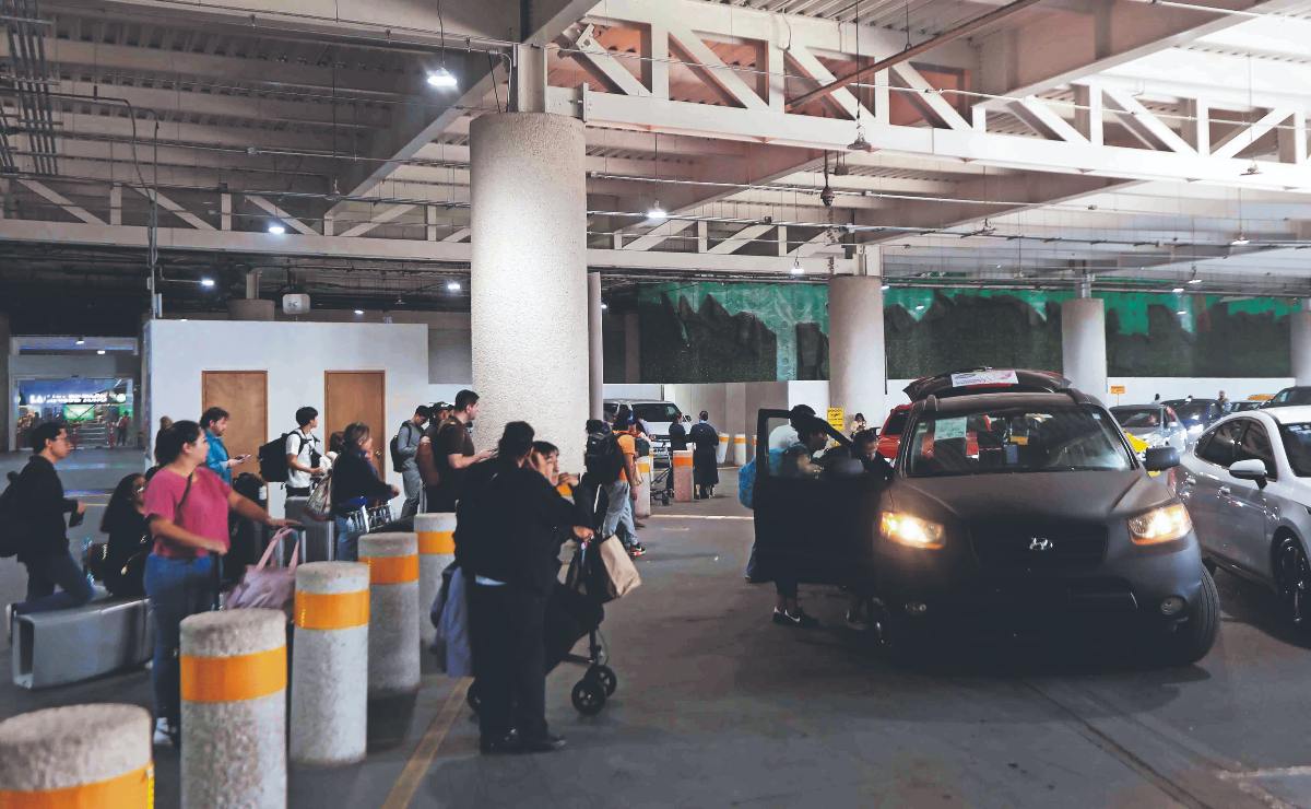 “Ya se relajó”: taxis por aplicación operan otra vez dentro del AICM pese a restricciones