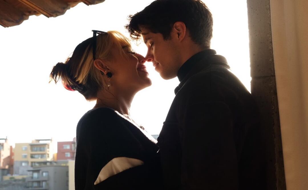 Critican a Danna Paola por subir foto en topless con su novio, en Día de San Valentín