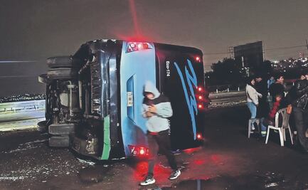 Vuelca camión de pasajeros y chofer deja abandonados a los heridos, en la México-Querétaro