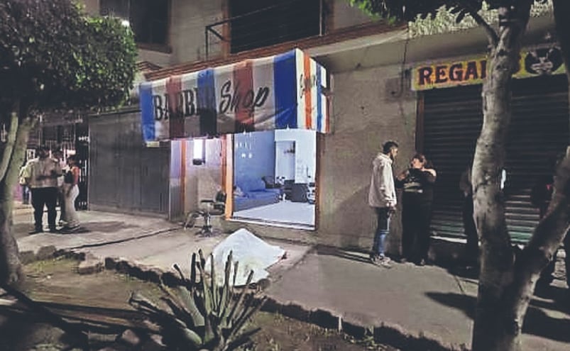 Lo pelaron al otro lado: Balean a Julio César afuera de una barbería en Iztapalapa
