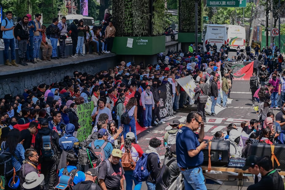 CIUDAD DE MÉXICO,24SEPTIEMBRE2026.-Familiares de los 43 estudiantes de la Escuela Normal Rural “Raúl Isidro Burgos” de Ayotzinapa y estudiantes normalistas participaron en un mitin frente a las instalaciones de la Comisión Nacional de los Derechos Humanos (CNDH), como parte de las acciones para exigir avances en la investigación sobre la desaparición de los jóvenes ocurrida en septiembre de 2014. Los manifestantes reiteraron su demanda de verdad, justicia y esclarecimiento del caso. FOTO: ESTRELLA JOSENTO/CUARTOSCURO.COM