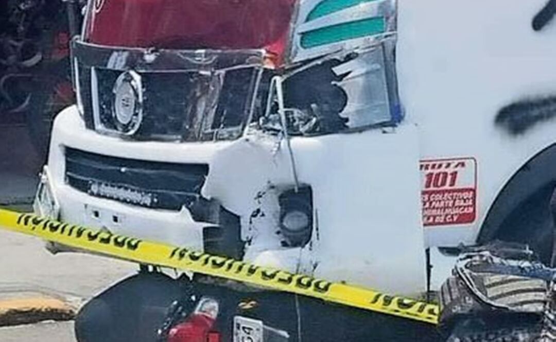 Combi embiste y arrastra varios metros a ladrones que acababan de cometer atraco, en Edomex