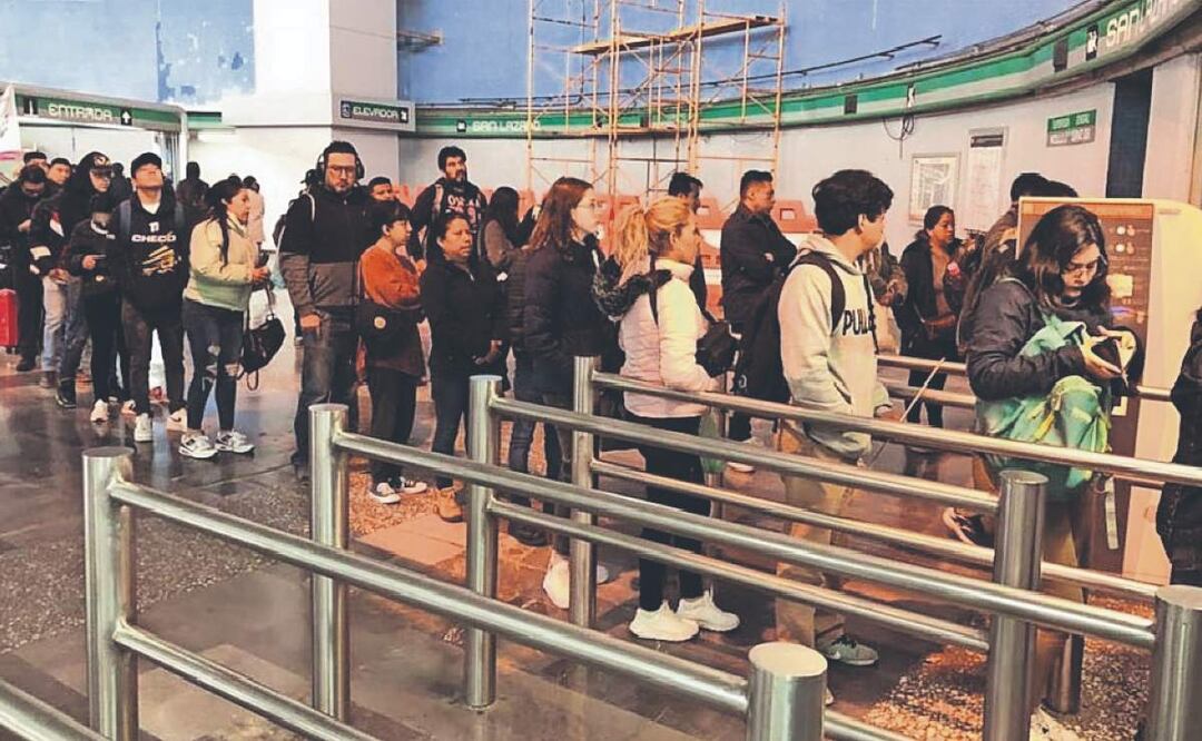Tarjeta de Movilidad Integral genera largas filas en taquillas del Metro de la CDMX