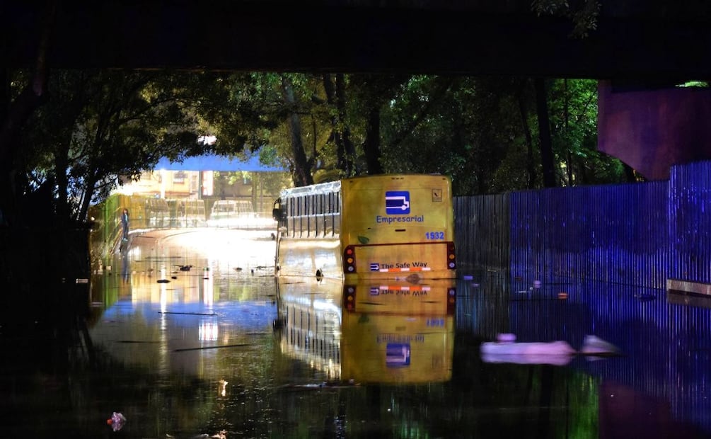 Foto: Cuartoscuro (Autobús atrapado durante una inundación en la CDMX)