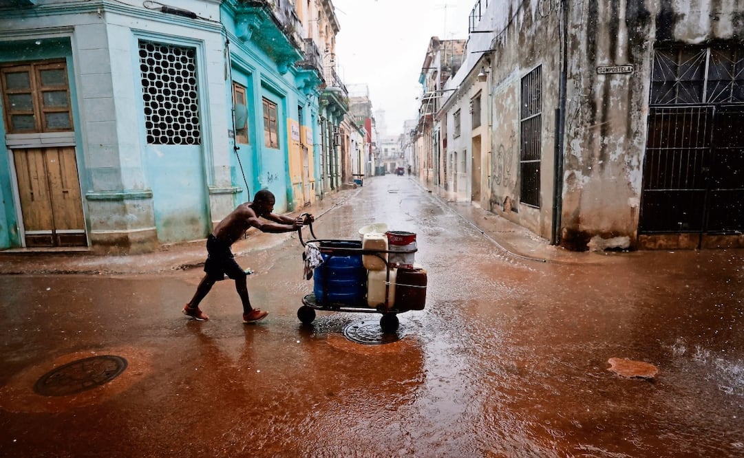 Una persona empuja una carretilla por la calle este jueves en La Habana (Cuba). Foto: Especial