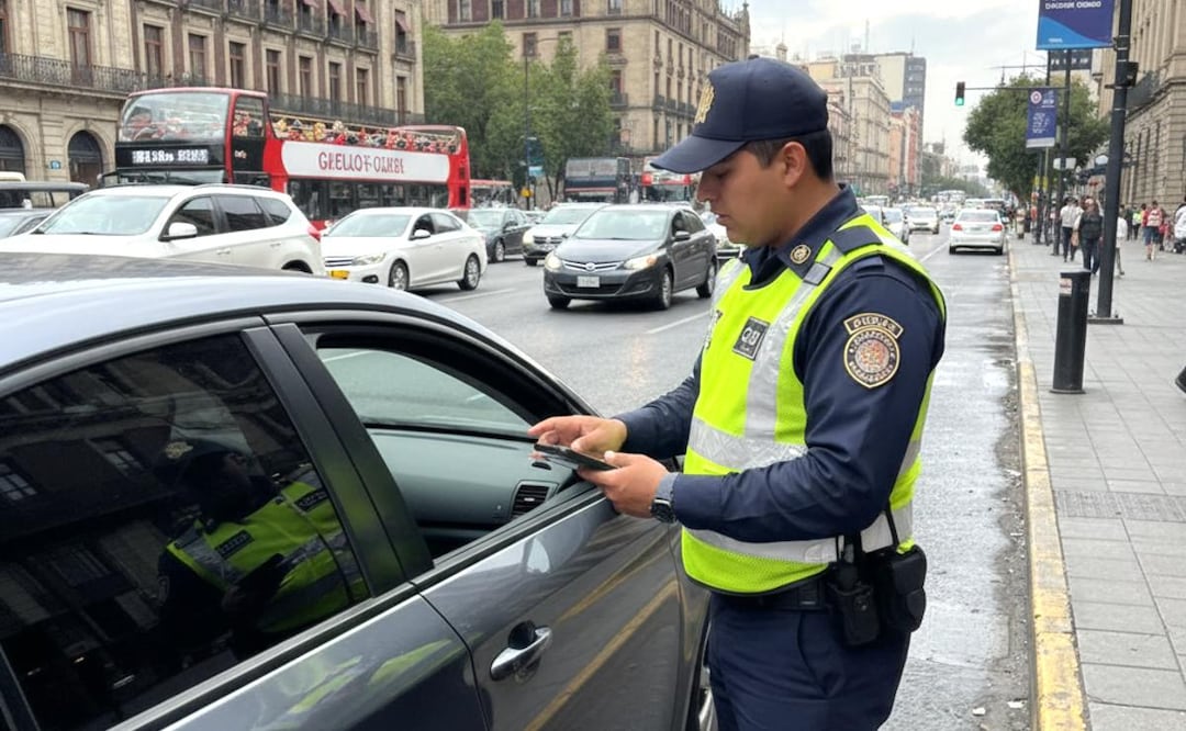 Imagen ilustrativa: IA (Sanción por vidrios polarizados en la CDMX: ¿Qué otras modificaciones al auto pueden costar una multa?)