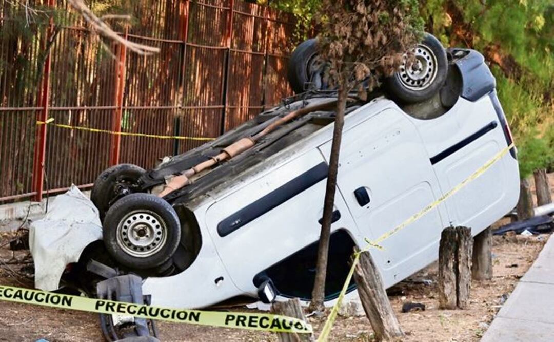 Chofer de troca muere durante espantosa volcadura en CDMX, iba pasado de copas