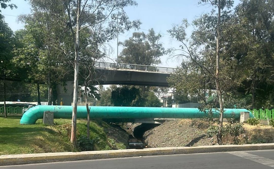 Albañiles perciben peste asqueroso y encuentran cadáver podrido, en Canal de Chalco