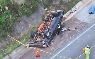 ¡LA PARTIÓ! Camioneta se parte en dos tras volcar en la Chamapa-La Venta y deja una mujer muerta
