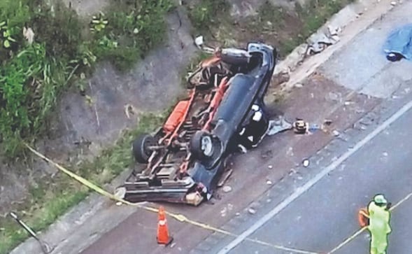 ¡LA PARTIÓ! Camioneta se parte en dos tras volcar en la Chamapa-La Venta y deja una mujer muerta