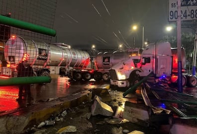 ¡Otro pipazo en CDMX! Vehículo con diésel se estrella y combustible se fuga a alcantarillado