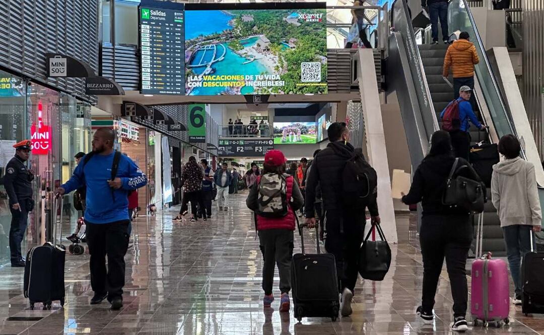 “Tengo una familia que mantener”: Trabajadores de limpieza del AICM temen por su empleo