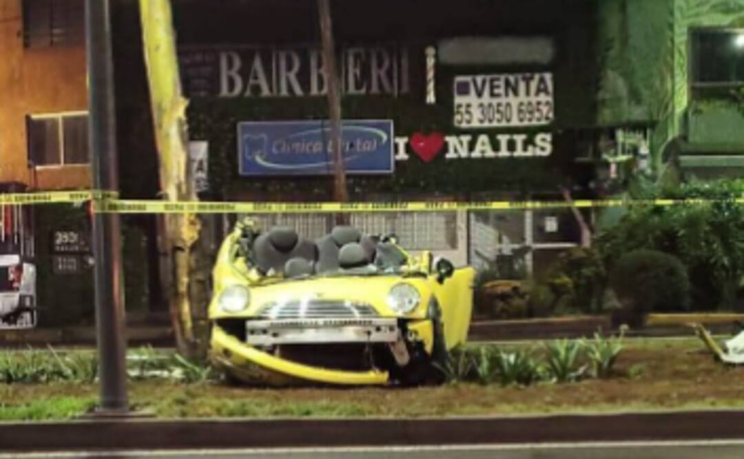 MiniCooper choca en Coyoacán. Foto: (Especial)