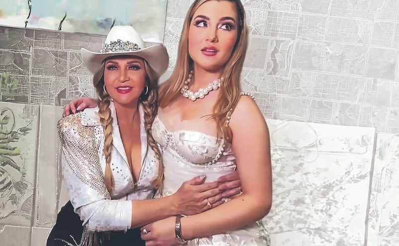 ¿Bebé o unos pedillos? Melenie Carmona confunde a sus padres y al público