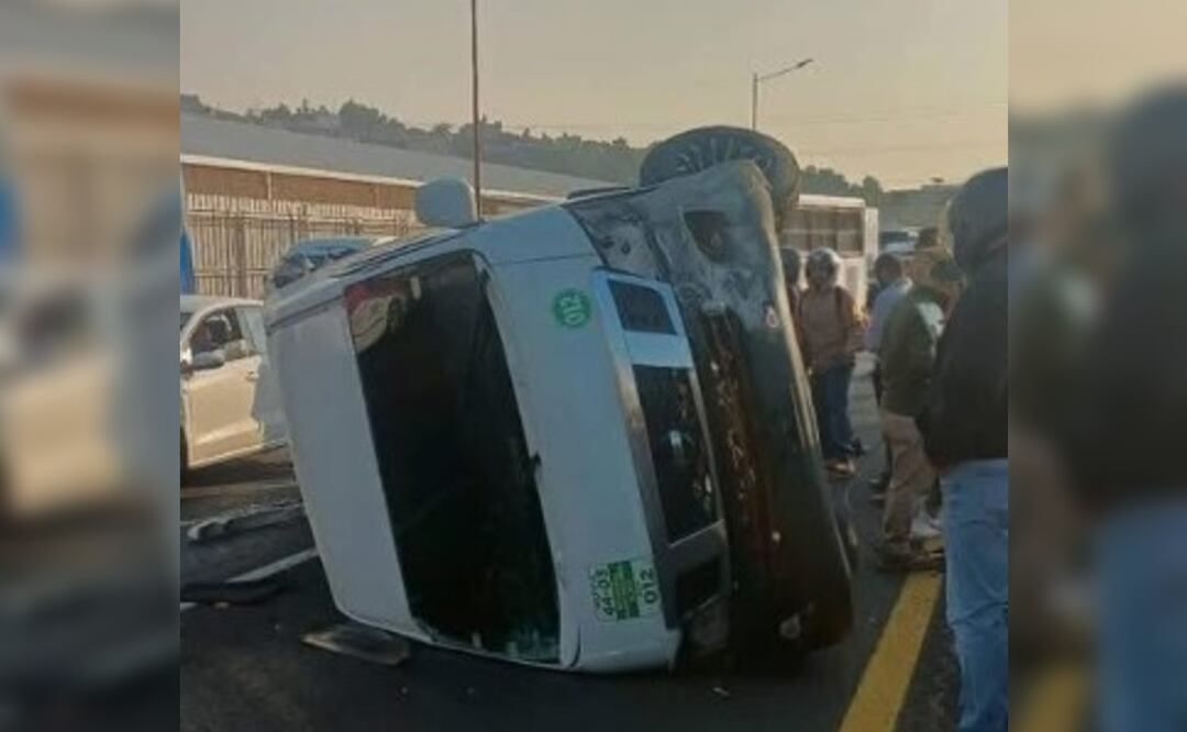 Volcadura en la México-Pachuca de una combi de transporte público. Foto: (Yara Silva)