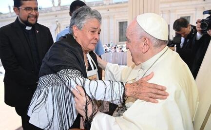 El Papa Francisco y "Doña Mary", la madre buscadora que le entregó una carta en el Vaticano