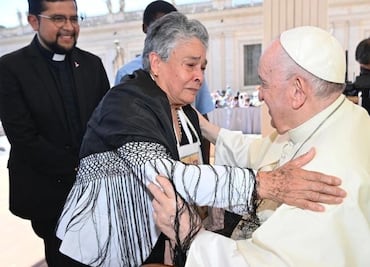 El Papa Francisco y "Doña Mary", la madre buscadora que le entregó una carta en el Vaticano