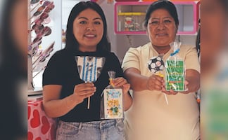 Artesanas de Xochimilco crean ajolotes y balones de chocolate por el Mundial 2026