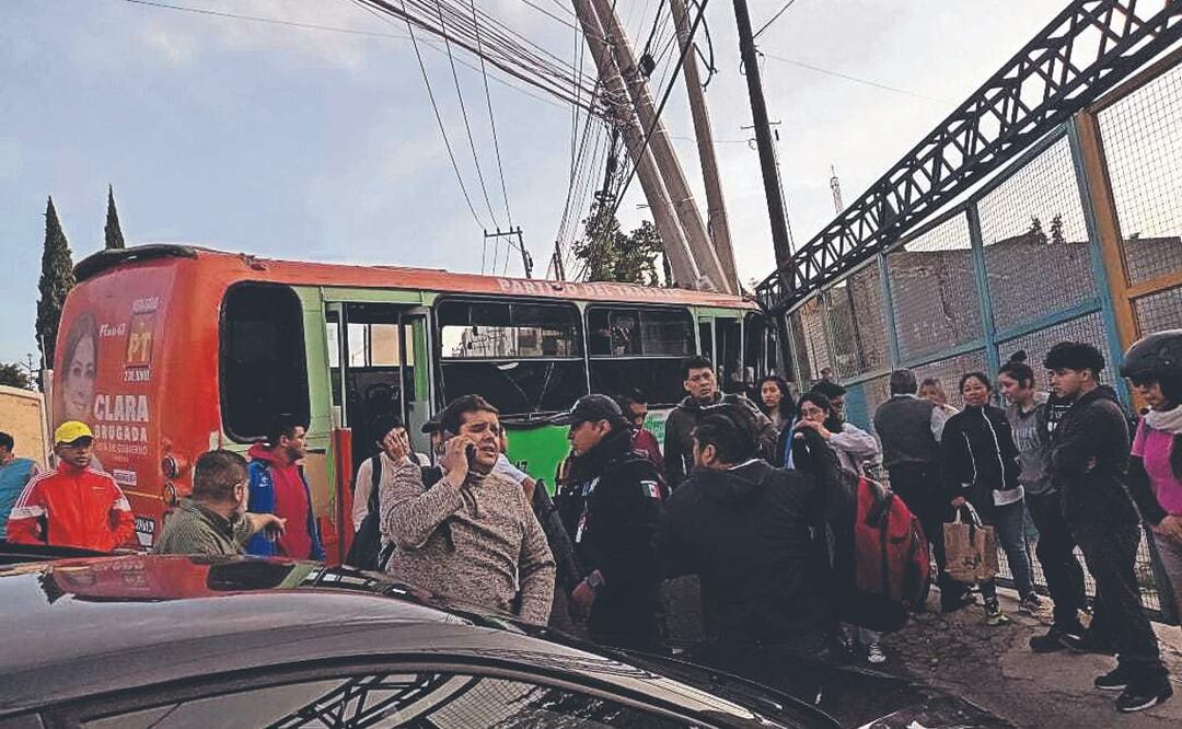 Chofer de la Ruta 43 se estampó contra poste de luz, hubo 18 heridos en Álvaro Obregón