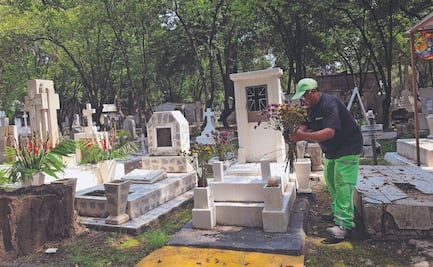 La muerte es su compañera de trabajo, Rufino lleva cinco años entre tumbas y fosas