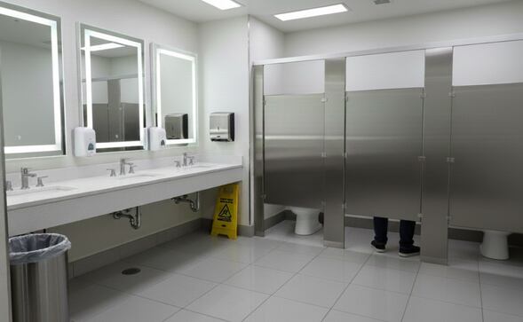 Cinco motivos claves por los cuales las puertas de baños públicos NO llegan al piso