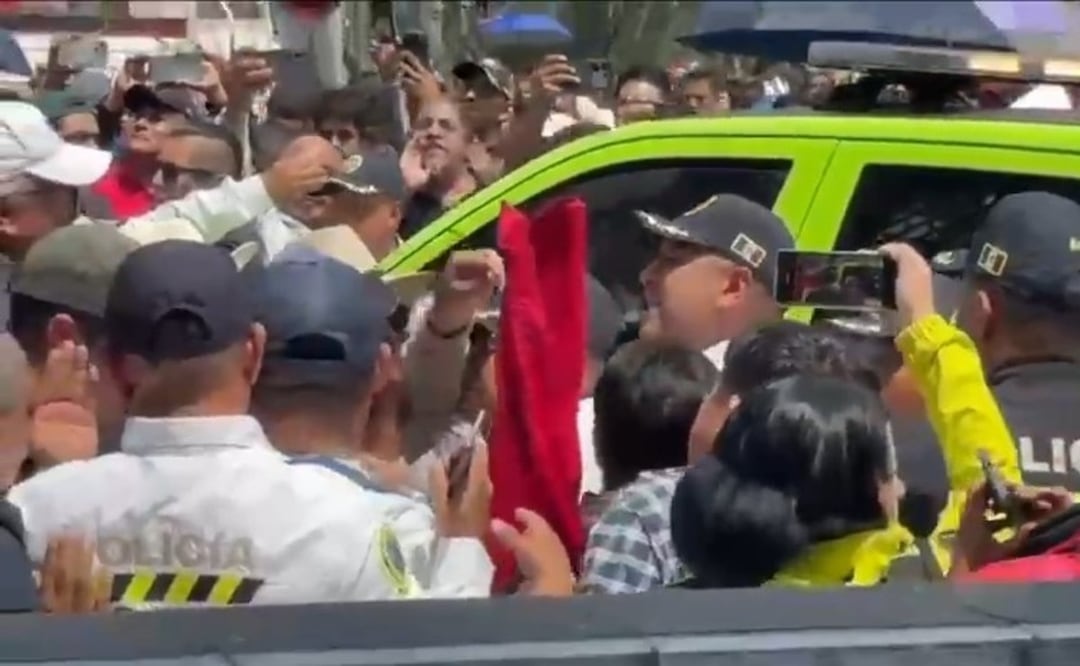 CNTE ingresa al Zócalo tras enfrentamiento con policías y caos en el Centro Histórico
Imagen: Yara Silva