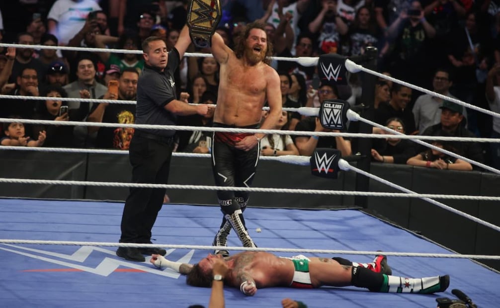 Sami Zayn celebrando en el ring de la Arena CDMX tras coronarse como el nuevo Campeón de la WWE, luego de vencer a CM Punk
Fotos: Carlos Mejía | El Gráfico