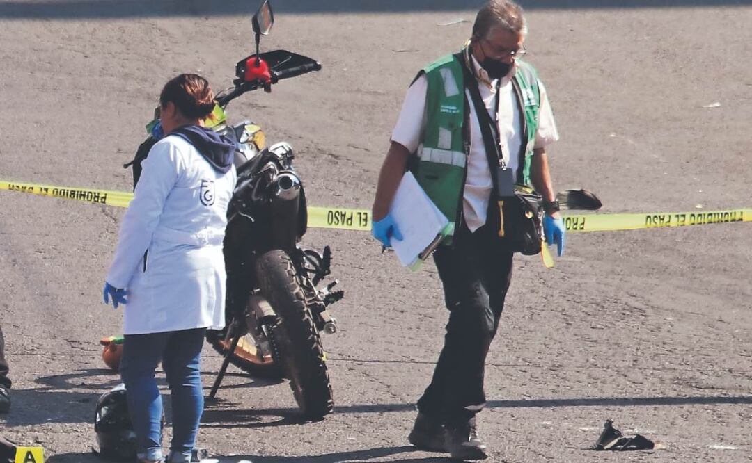 Camión embiste a pareja de bikers a exceso de velocidad en Iztapalapa, ella perdió la vida