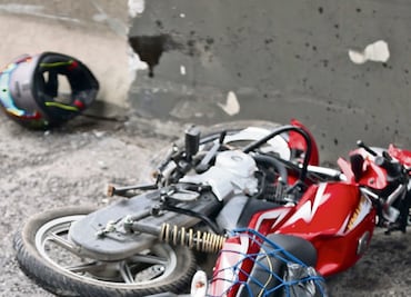 Biker se parte la cabeza en la México-Puebla, ¿el casco le falló o no lo traía bien puesto?