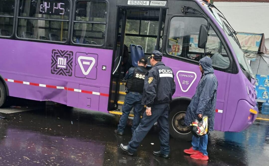 Asfalto mojado por la lluvia causa que biker quede debajo de un camión, en Nativitas