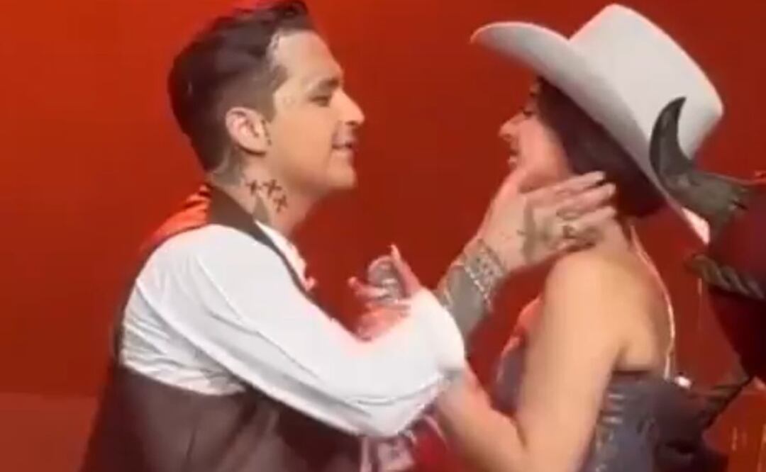 VIDEO: Ángela Aguilar y Christian Nodal se besan y dejan que el mundo arda