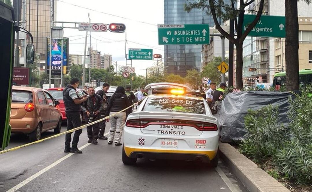 Dejan cuerpo con una bandera LGBT, entre una jardinera de la colonia Roma