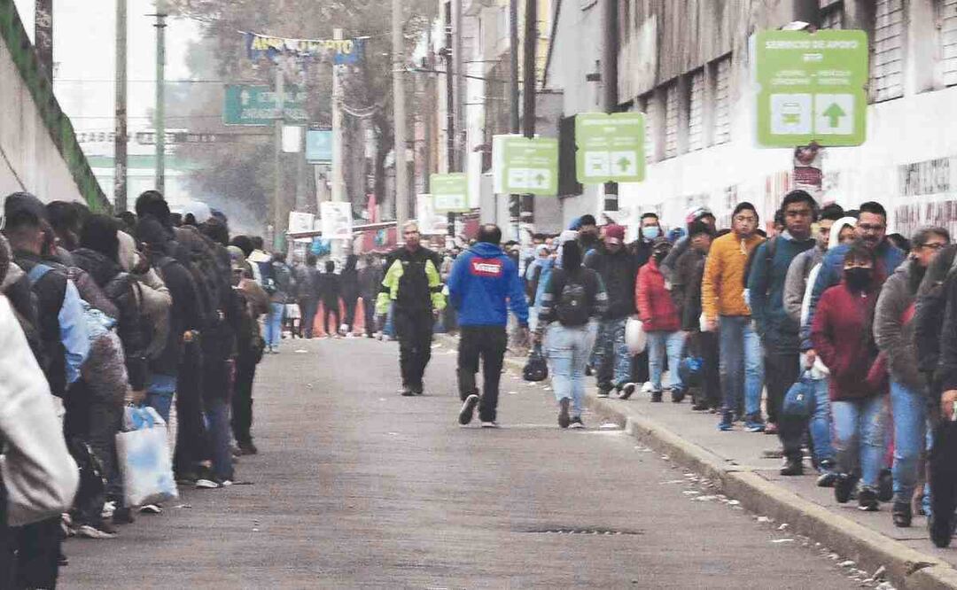Cierre de la Línea 9 obliga a pasajeros a lidiar con largas fila, en CDMX