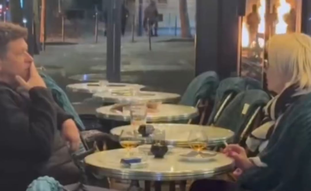 ¡Quitados de la pena! Captan a pareja comiendo y chupando tranquilos, mientras París arde en llamas (Foto: X)