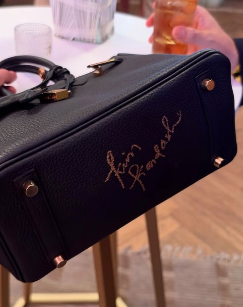 Firma de Kim en bolso de Priscila Escoto (Vía: Instagram)