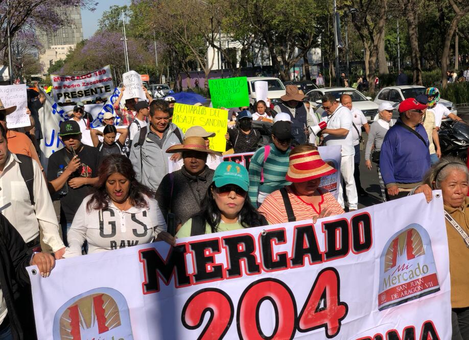 Locatarios marchan al Zócalo (Foto: Diego Simón Sánchez)
