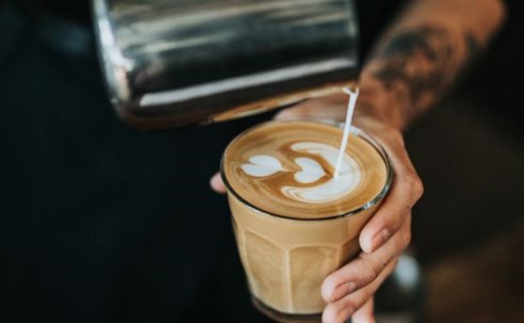 ¿Cómo actúa la cafeína en tu cerebro? Checa aquí los beneficios en una taza de café