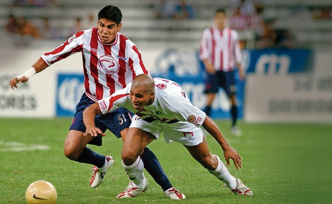 Carlos Salcido de Chivas de Guadalajara disputa el balón con Leandro do Bonfirm de Sao Paulo. Foto: Especial