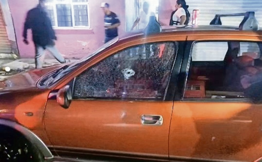 Un vehículo que se encontraba en la zona del ataque presentaba impactos de bala en cristales y carrocería. Foto: Especial