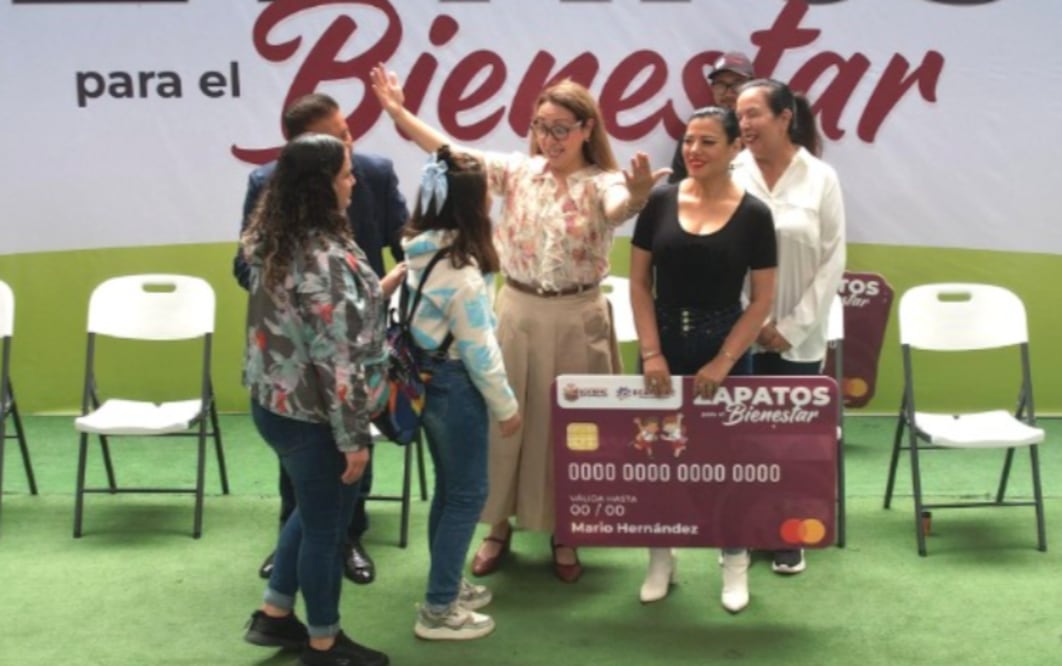 Azucena Cisneros anuncia apoyo de 400 pesos para zapatos escolares en Ecatepec (Foto: Especial)