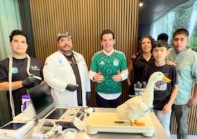 Pato Merlín llega a Monterrey, pero directo al doctor  