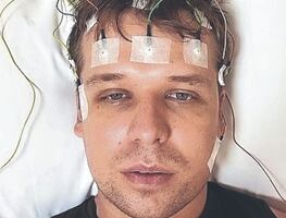 Oliver lleva 2 años sin dormir ni un minuto, ¿cómo enfrenta su extraño trastorno del sueño?