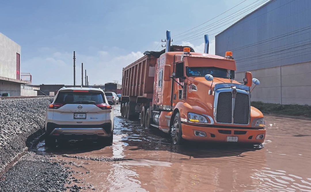 Avanza el Suburbano al AIFA, pero deja lodo y baches que automovilistas deben sortear