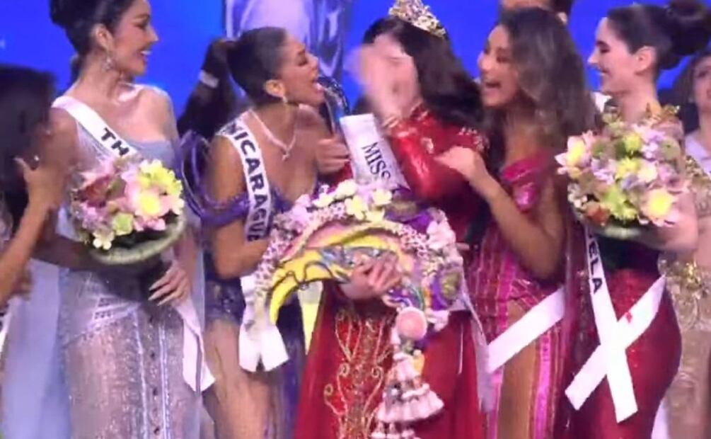 Foto: Especiales (Fátima Bosch fue felicitada por las otras concursantes )