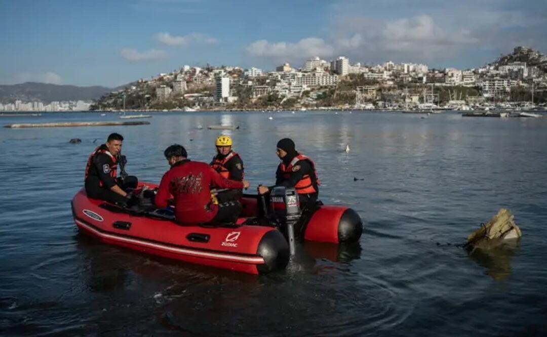 Buzos de la Marina ayudan a buscar restos de tripulantes desaparecidos tras Otis