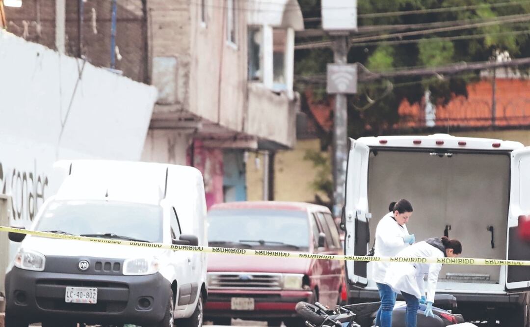 A exceso de velocidad y sin casco motociclista pierde la vida al impactarse contra camioneta en CDMX