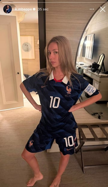 Foto de Ester con uniforme de Francia (Vía: Instagram)